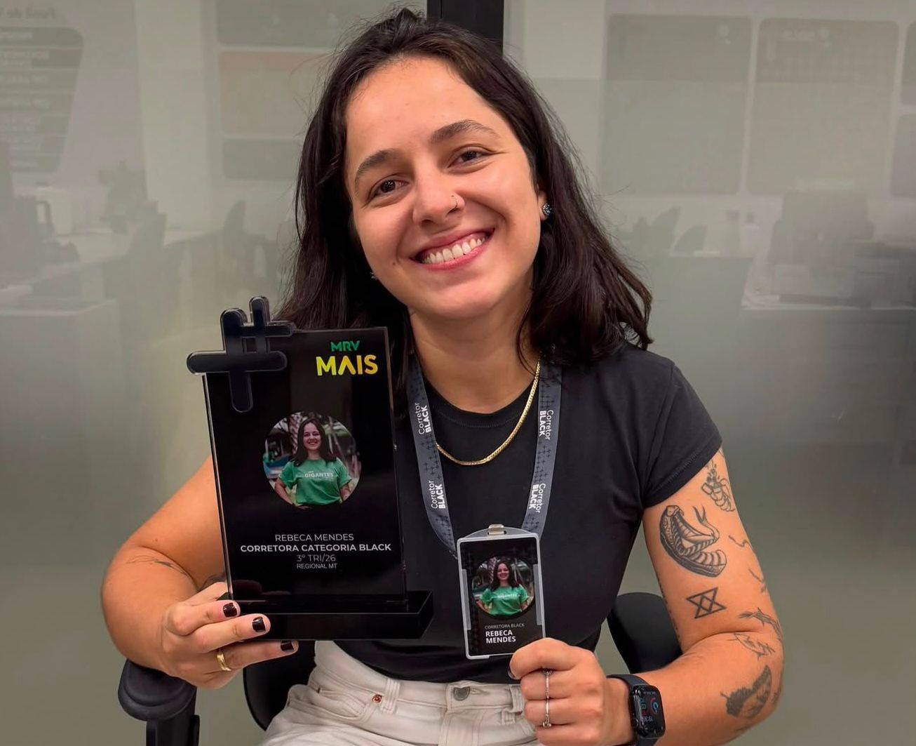 Jovem recomeça vida profissional como corretora de imóveis e conquista independência ao lado de coleção de histórias