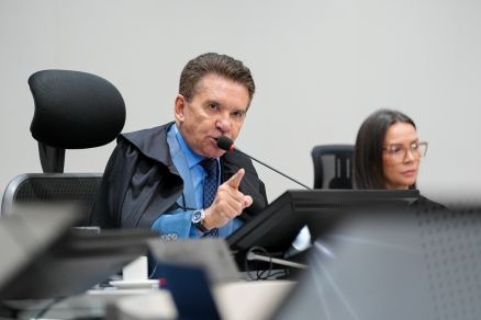 TCE demite servidora por atacar conselheiros e colegas nas redes