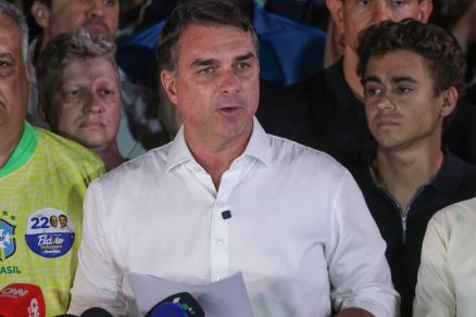 Aliados dizem que Flávio deixou Brasil rumo aos Estados Unidos