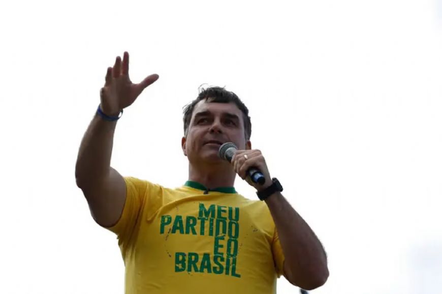 Flávio pode ser preso após descumprir ordem de Moraes e deixar o Brasil?