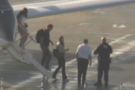 Flávio e família desembarcam em Miami após fuga do Brasil; veja